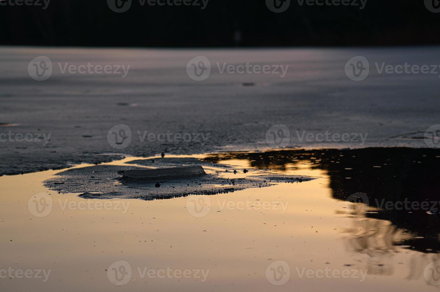 borde de hielo en un lago al atardecer. paisaje invernal en brandeburgo foto