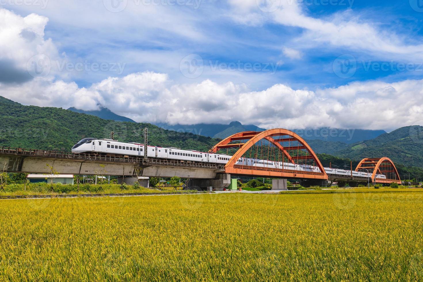 puente kecheng cerca de la estación de tren yuli en hualien, taiwán foto