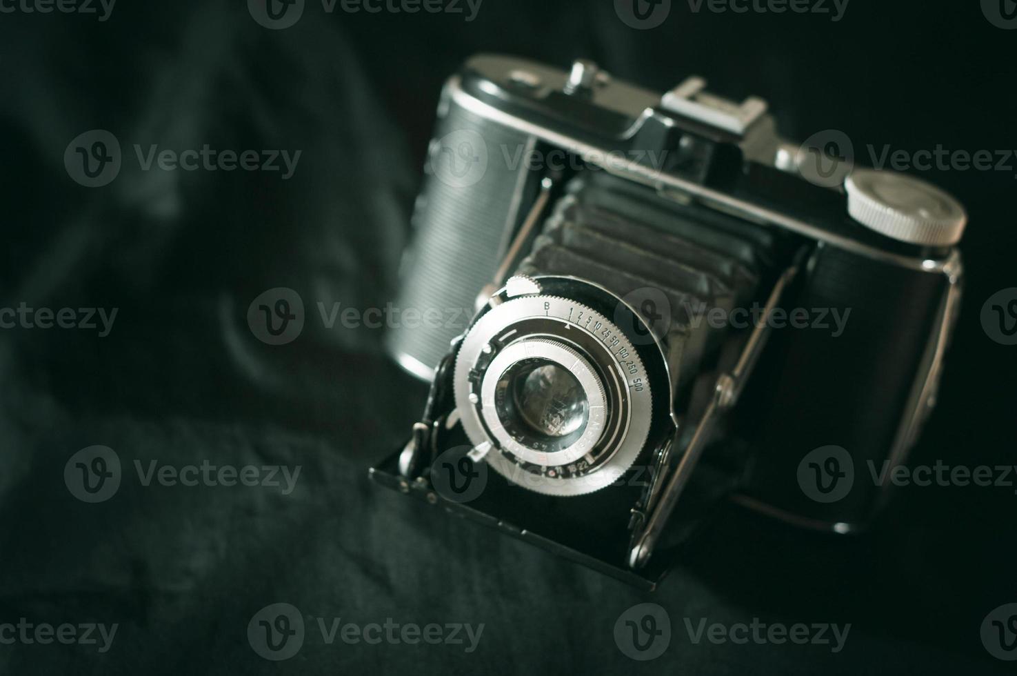vista de primer plano de la cámara de película analógica de formato medio vintage. cámara de cine vintage con fuelle. foto