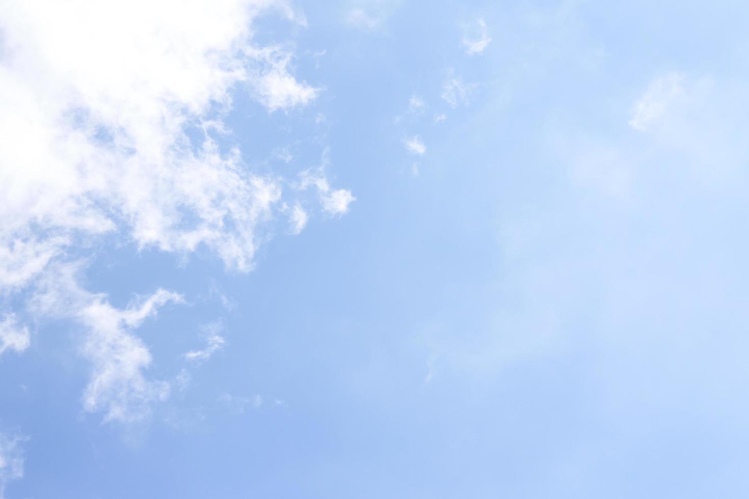 nubes en el cielo azul foto