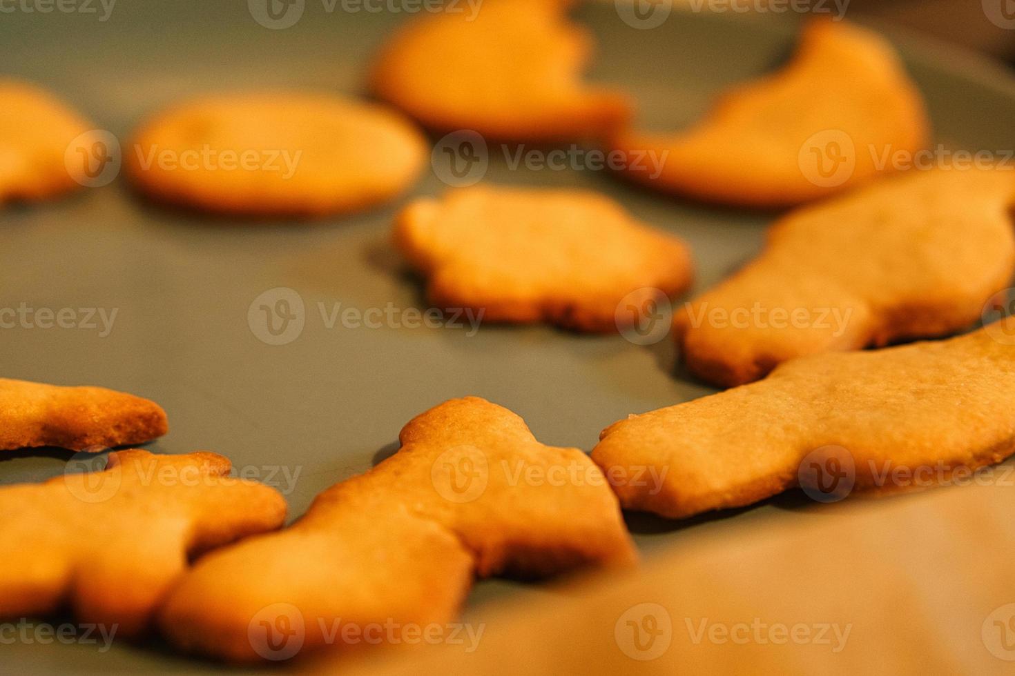 hornear galletas durante la temporada de adviento. foto