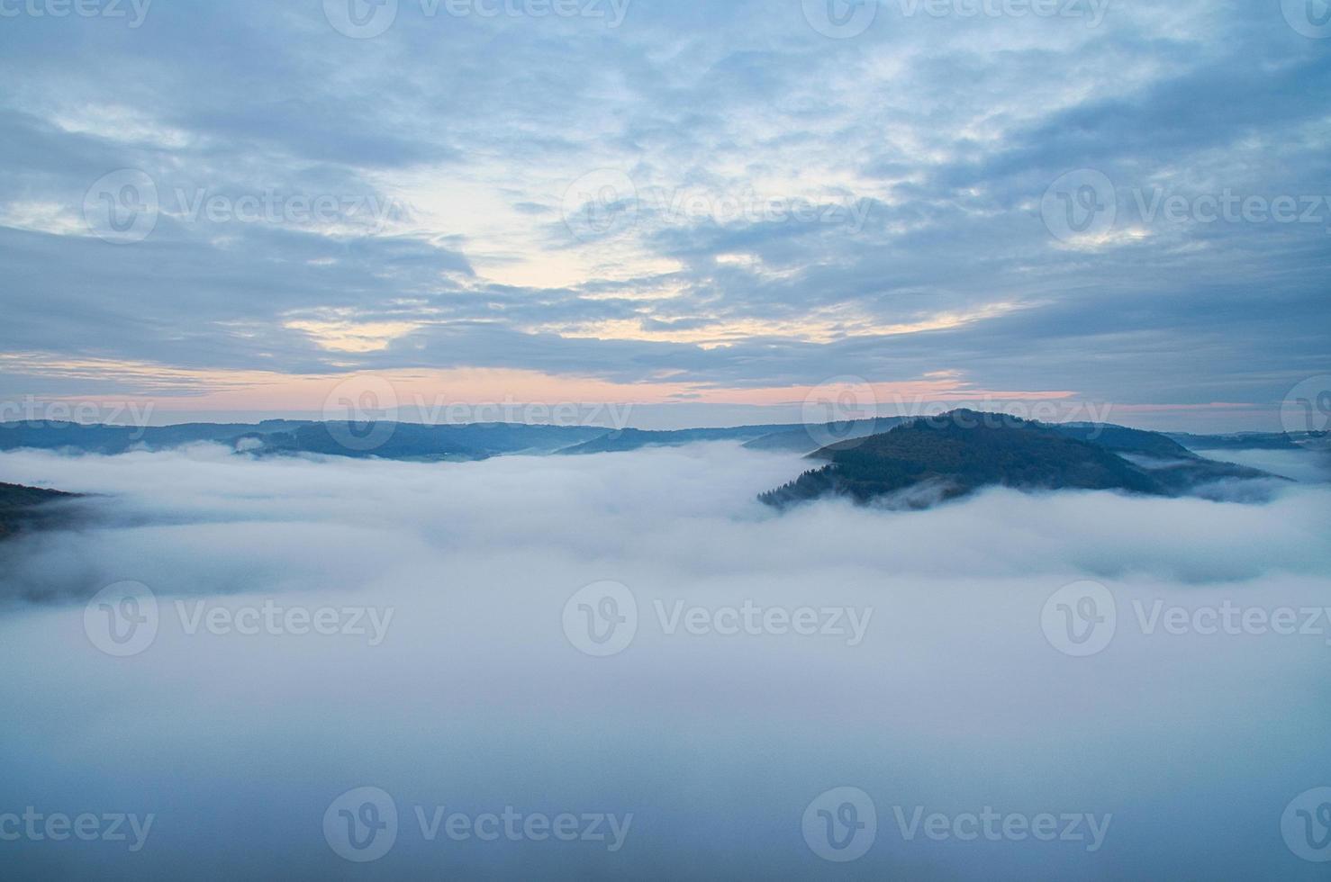 niebla que sube en las montañas del pequeño bucle saar foto