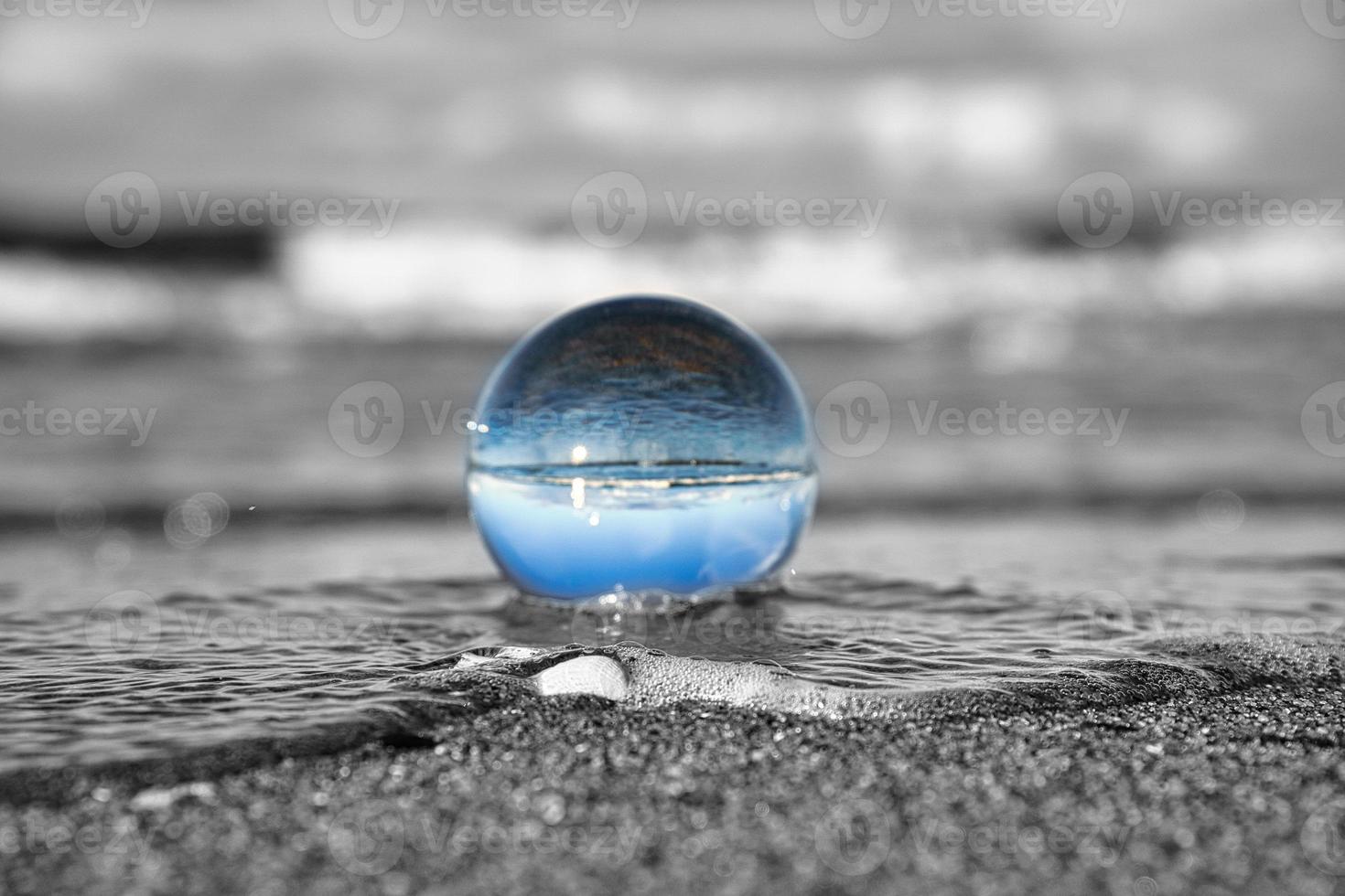 globo de cristal en la playa del mar báltico. foto