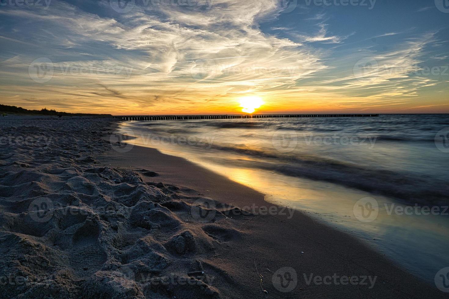 puesta de sol en la playa de zingst en el mar báltico foto