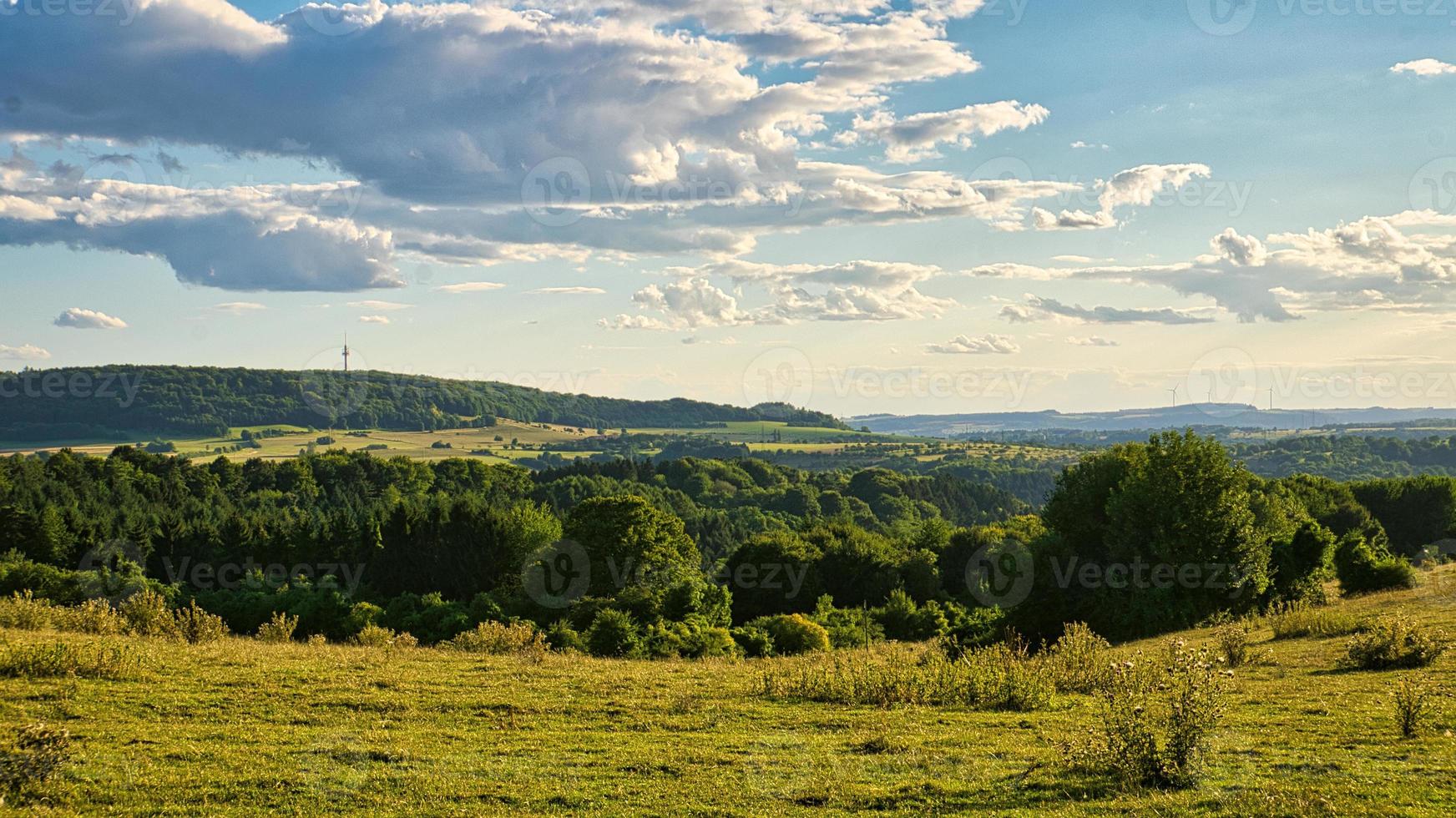 un día soleado en el sarre con vistas a los prados del valle. foto