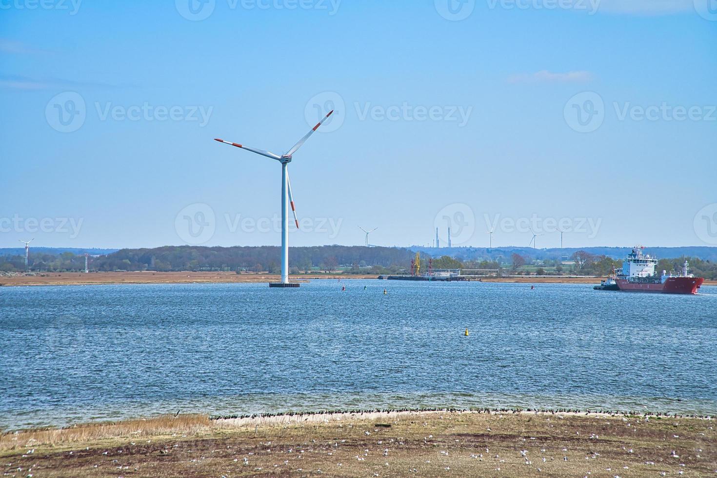 aerogenerador marino, energía verde del futuro. suministro de energía renovable. energía foto