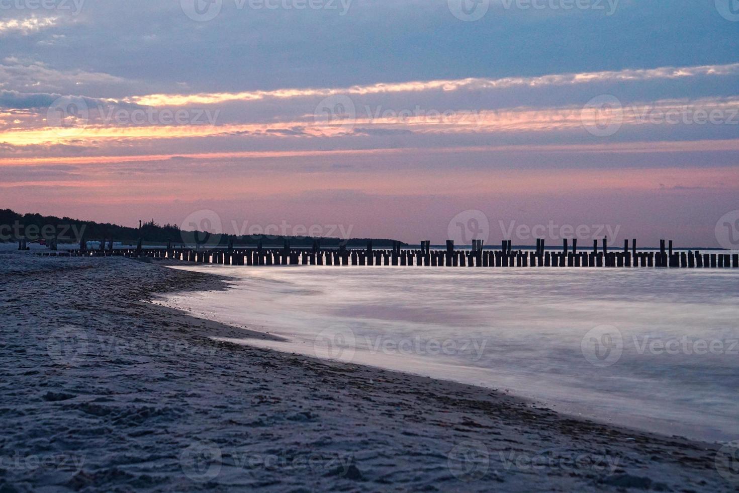 puesta de sol en la playa del mar báltico en zingst. foto