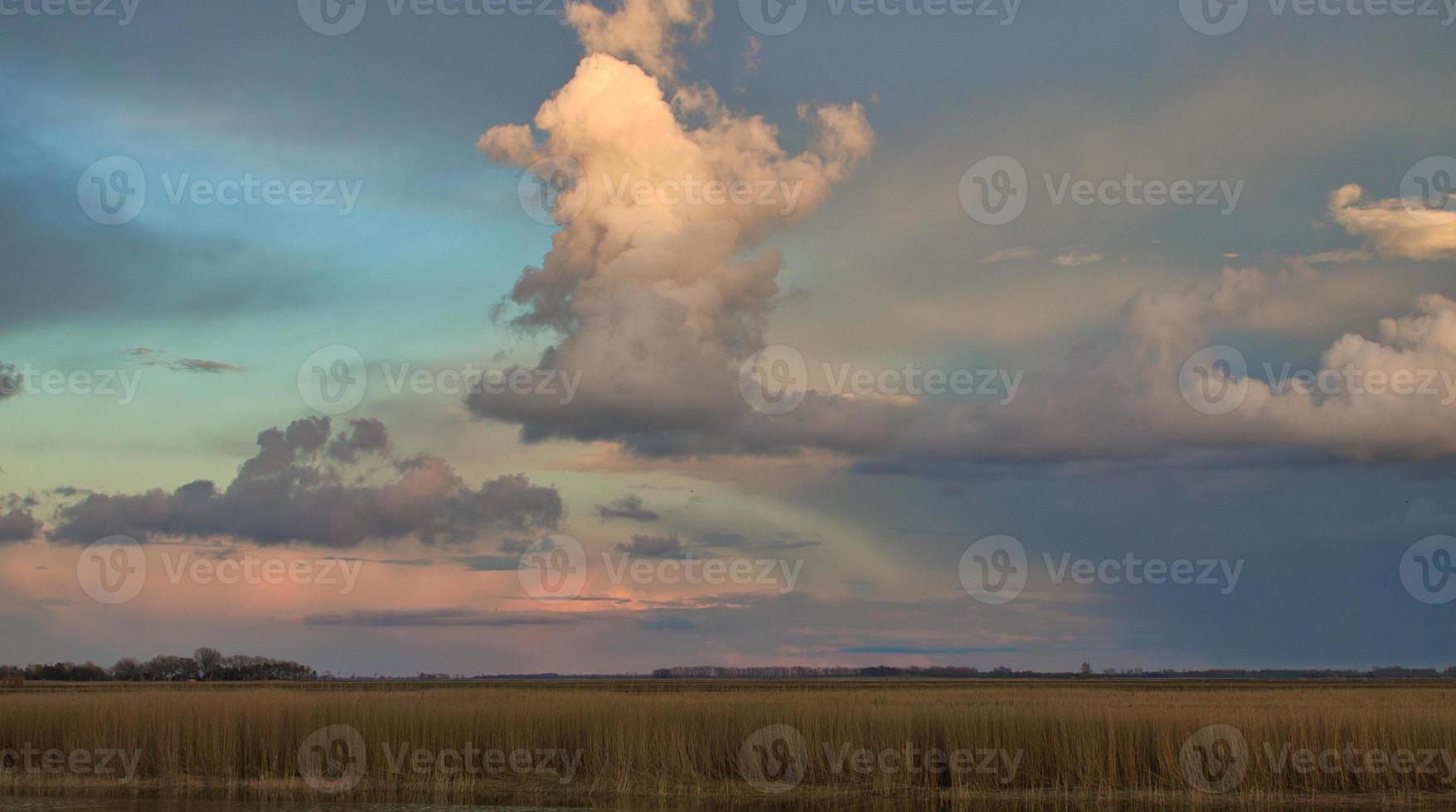 el bodden paisaje de zingst con cielo dramático y reflejo en el agua. foto