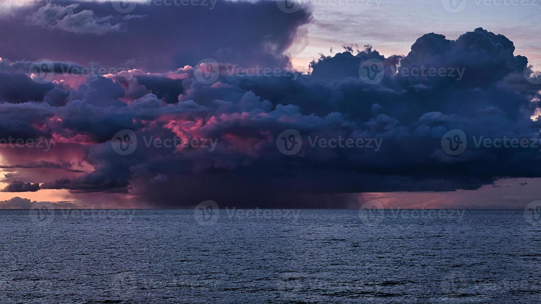 espectacular puesta de sol con nubes de lluvia. espectáculo de color en el mar báltico en zingst foto