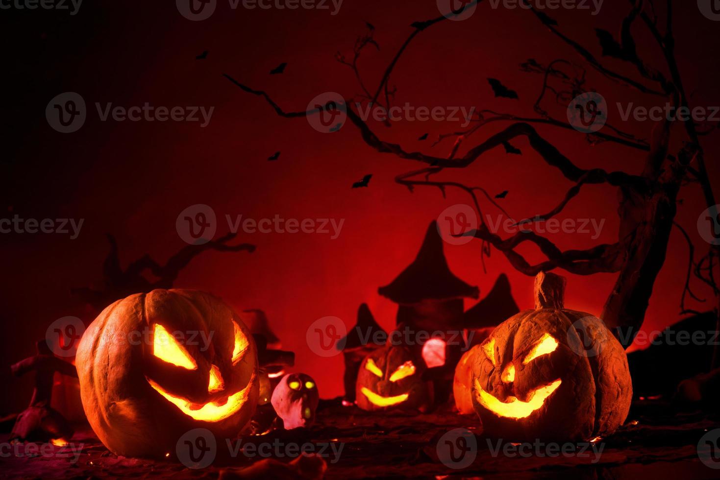 calabazas de halloween de bosque y castillo espeluznantes nocturnos foto