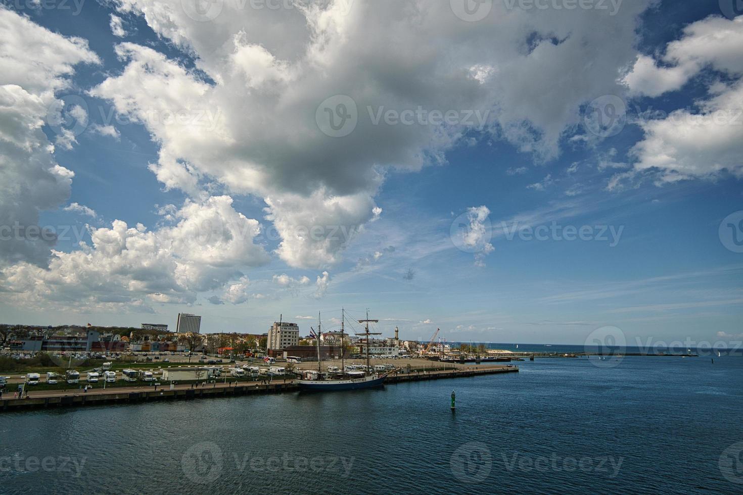 salida del puerto de rostock. vista sobre warnemuende, la playa y el faro foto