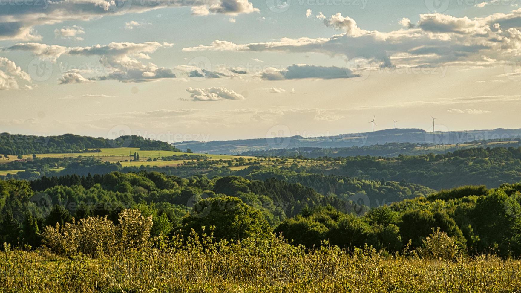 un día soleado en el sarre con vistas a los prados del valle. foto