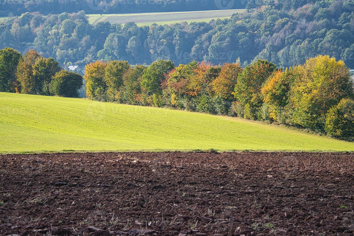 paisaje con colinas, campos, prados y agricultura. senderismo en la naturaleza. foto