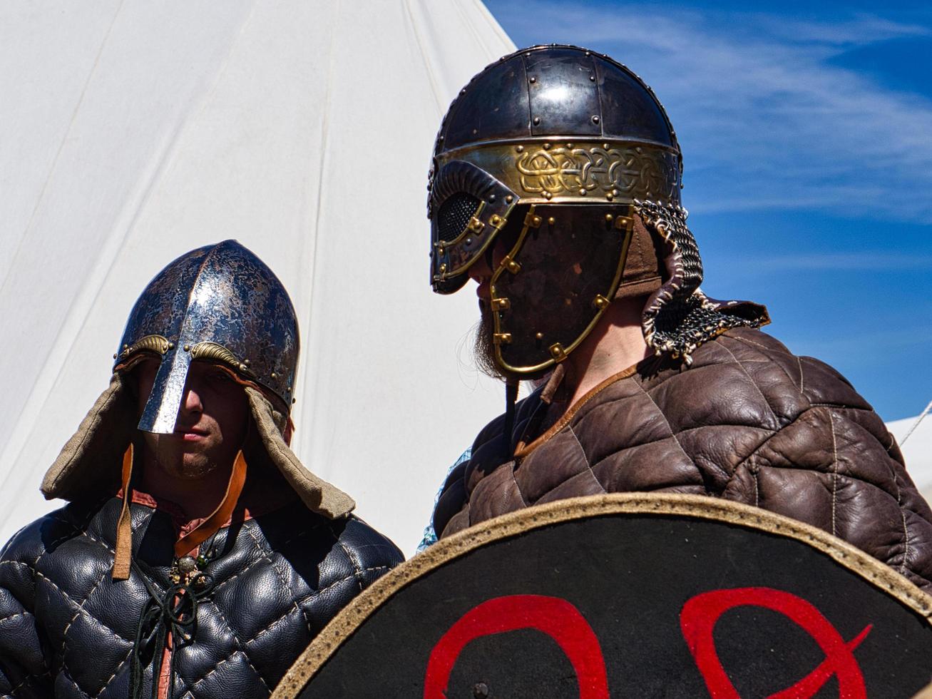 espectáculo medieval. artistas equipados que persiguen como guerreros su pasatiempo de ocio. foto