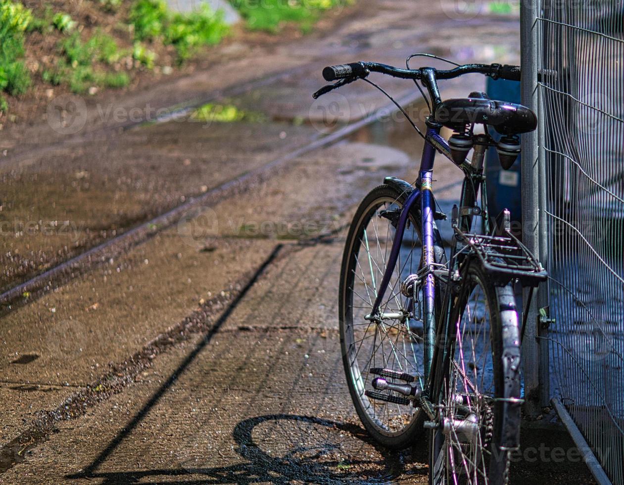 bicicleta estacionada en una valla de construcción en berlín. foto