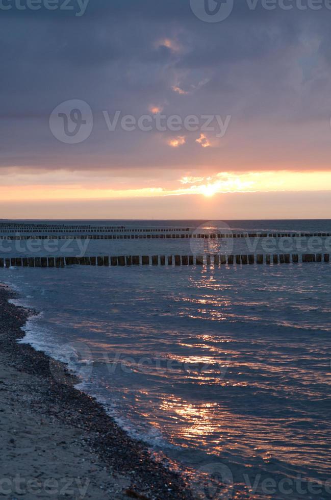 puesta de sol en el mar báltico. mar, frijol colores fuertes. vacaciones en la playa. paisaje foto