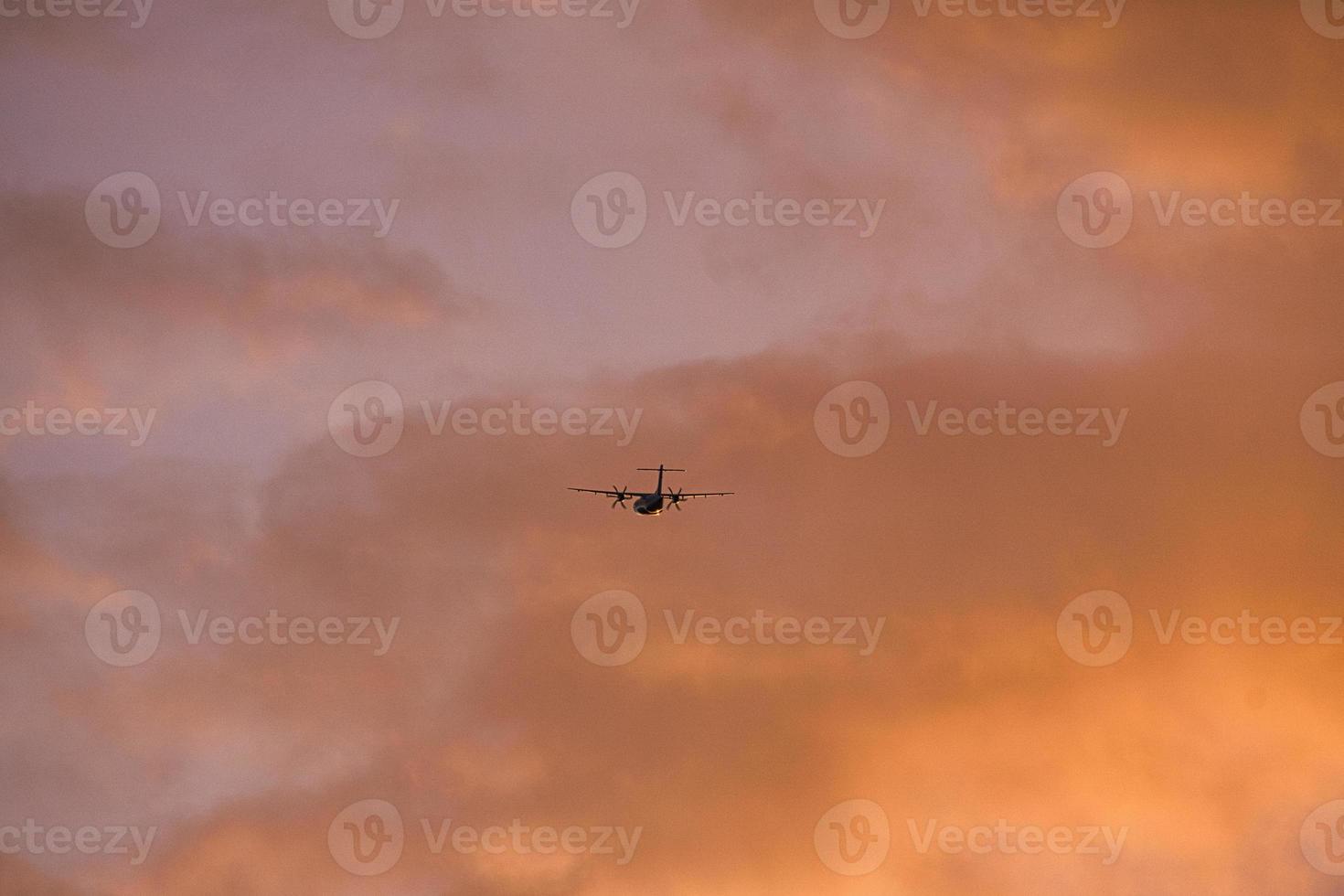 avión en el cielo de la tarde en el horizonte luminoso. se va de vacaciones foto