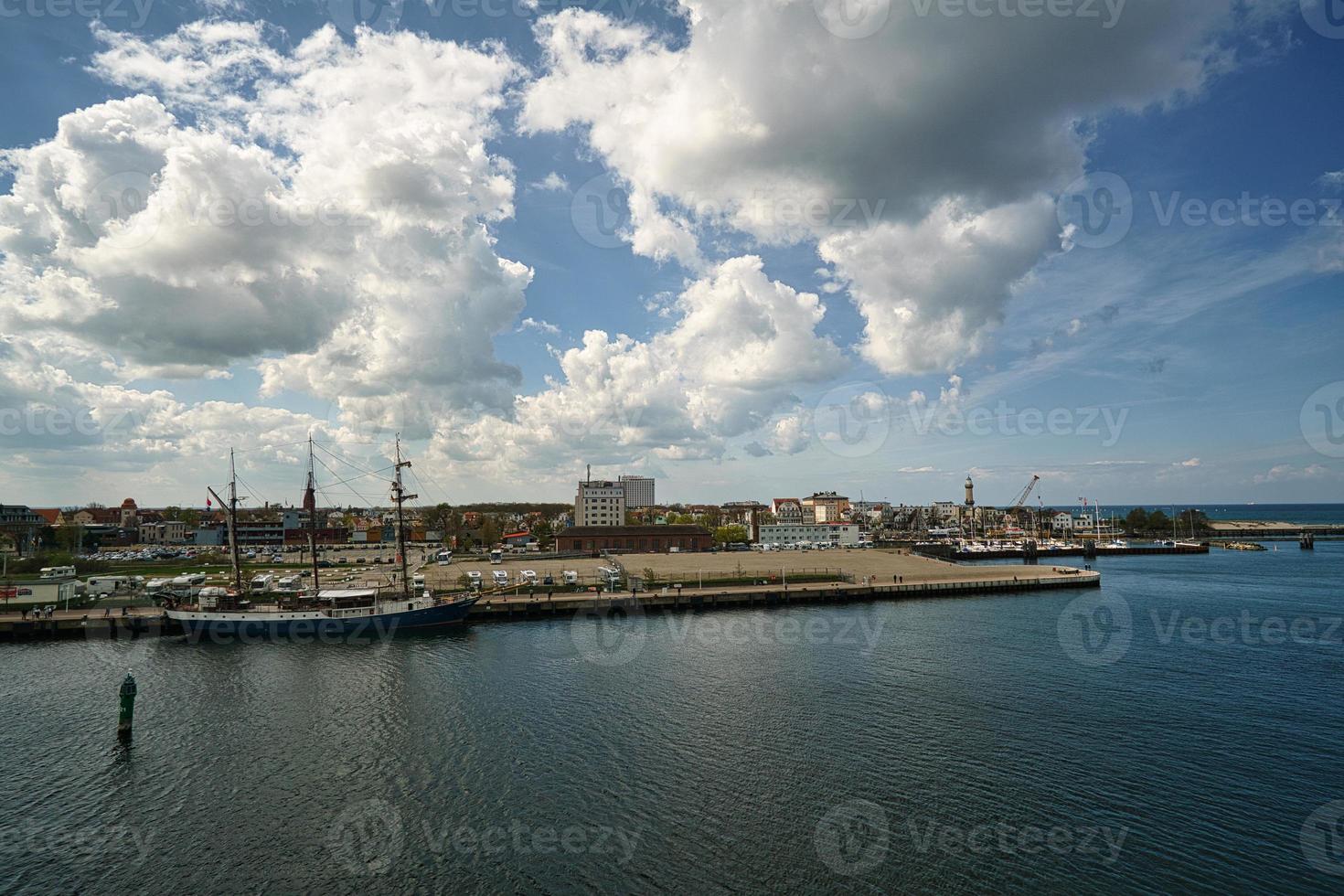 salida del puerto de rostock. vista sobre warnemuende, la playa y el faro foto