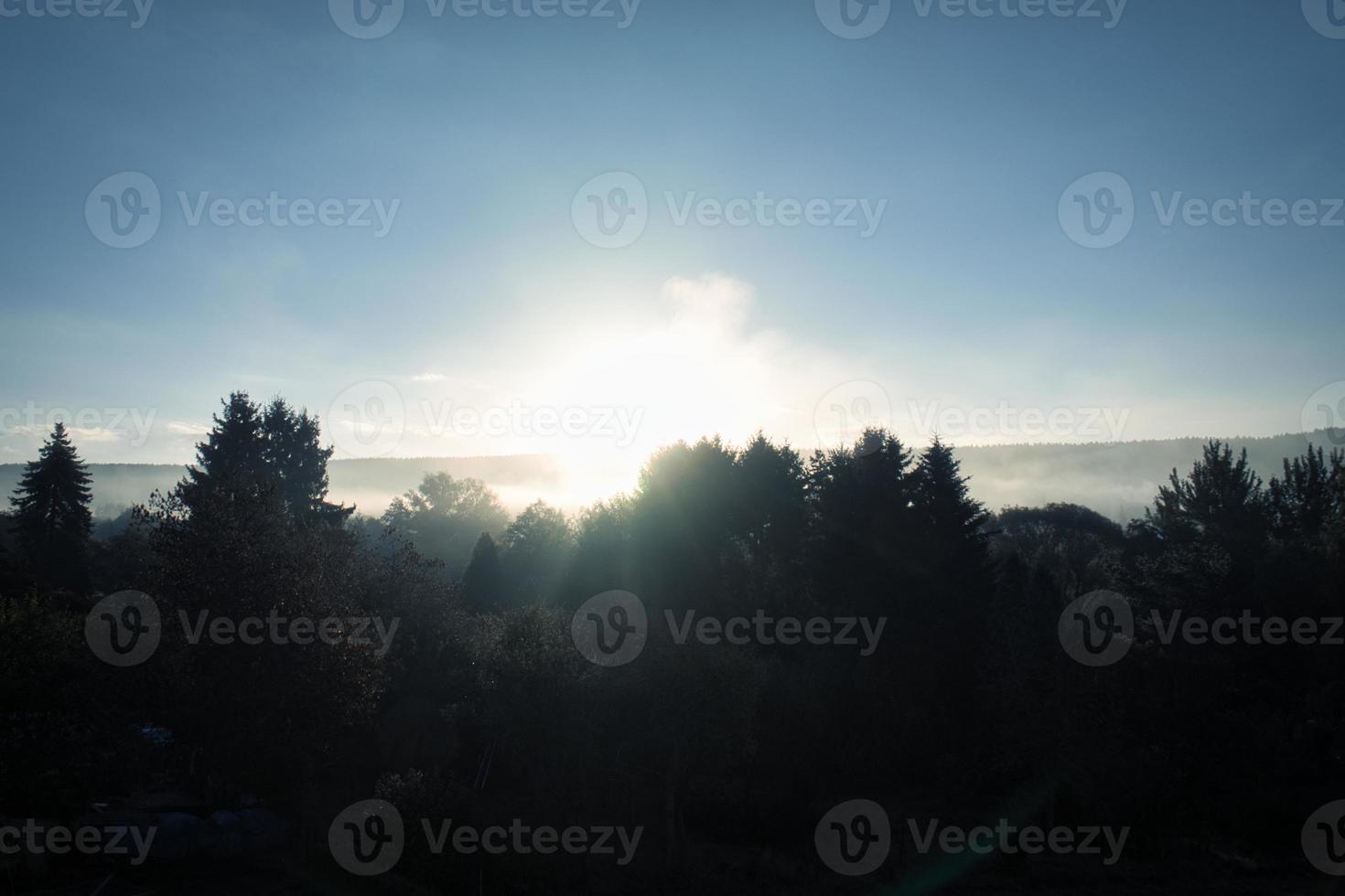 amanecer con niebla en las primeras horas de la mañana. foto