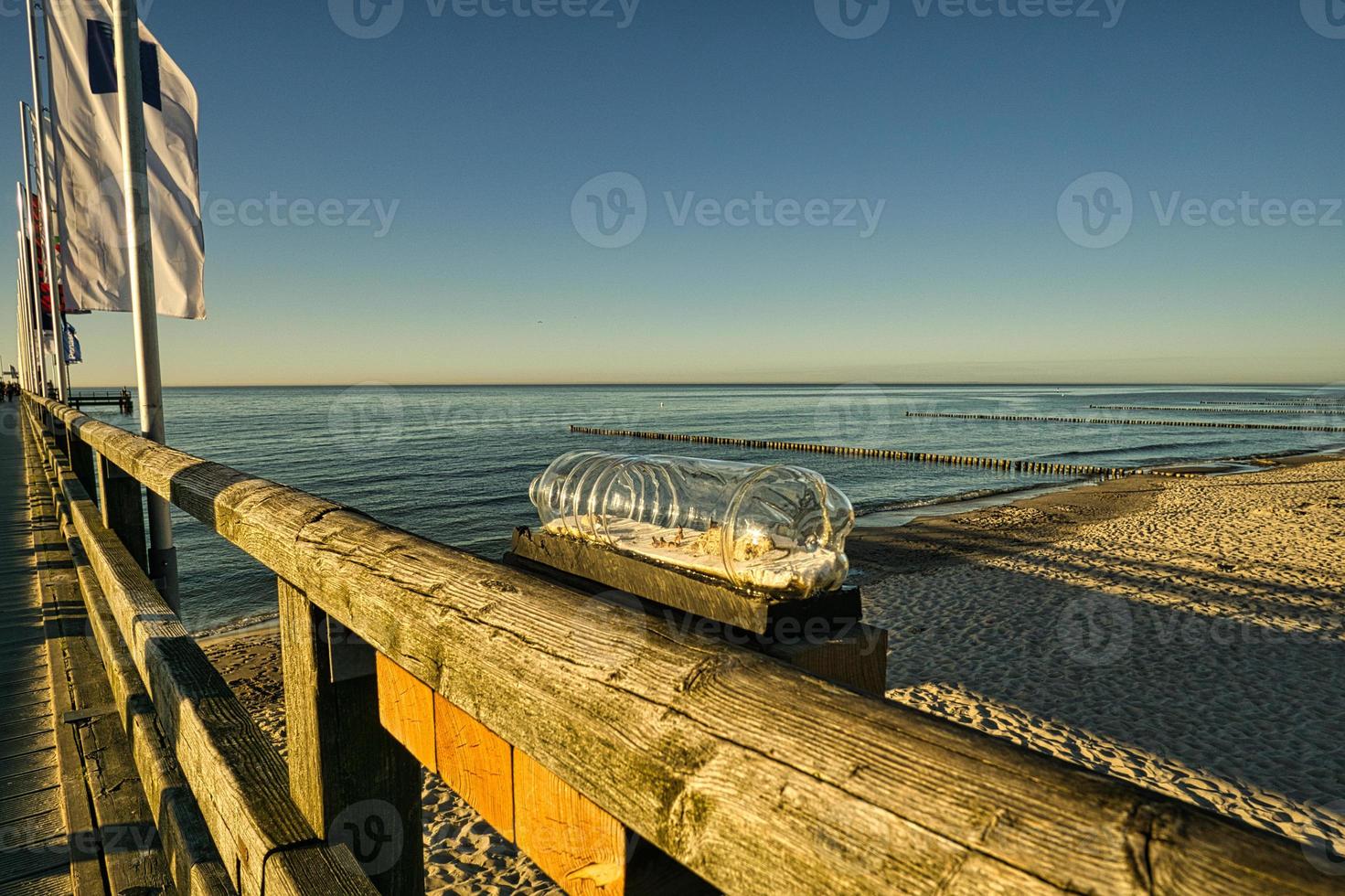 obra de arte en botella de agua en el muelle foto