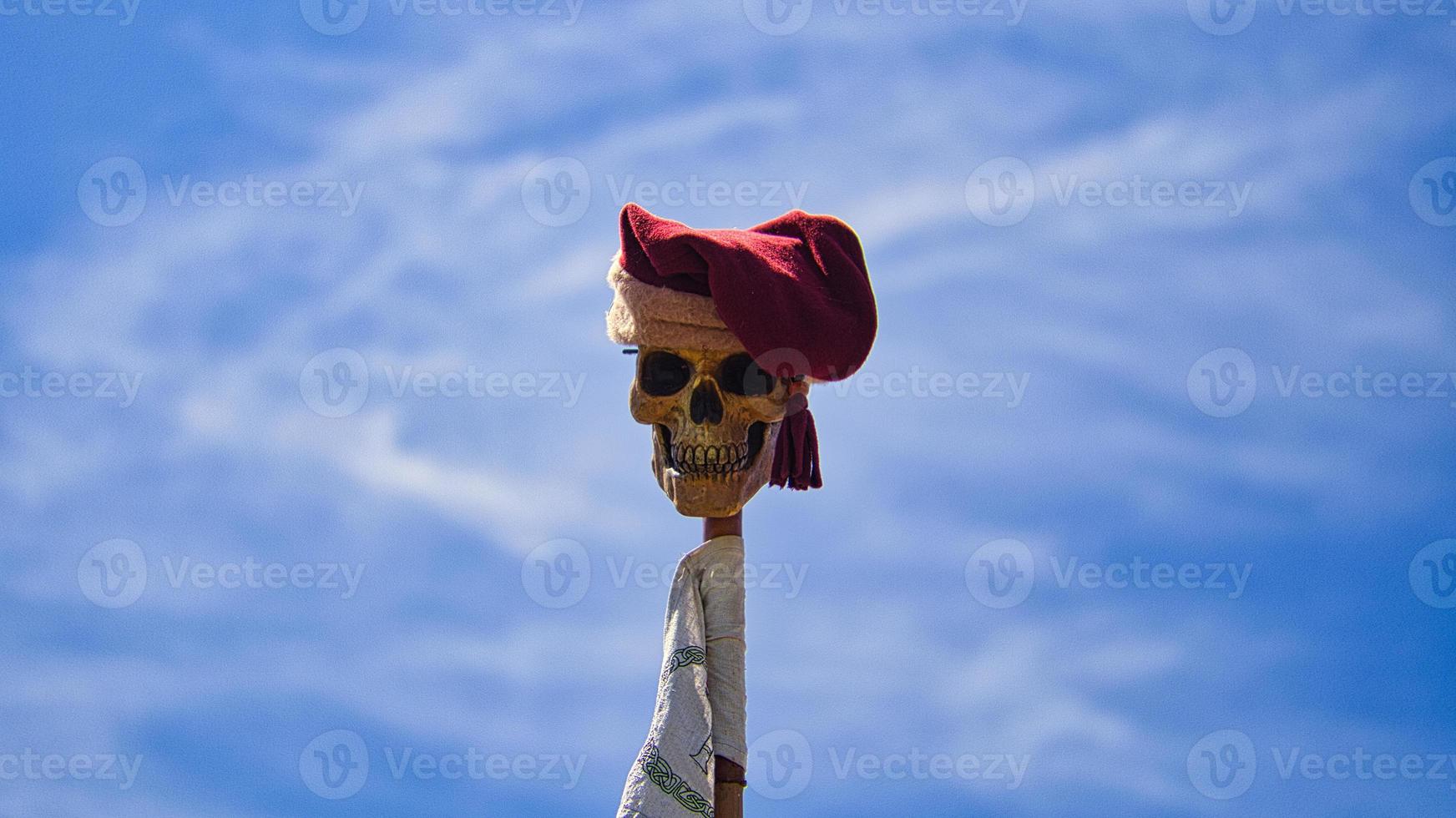 cráneo en un palo con gorra. tomado en un festival medieval. inquietantemente hermosa foto