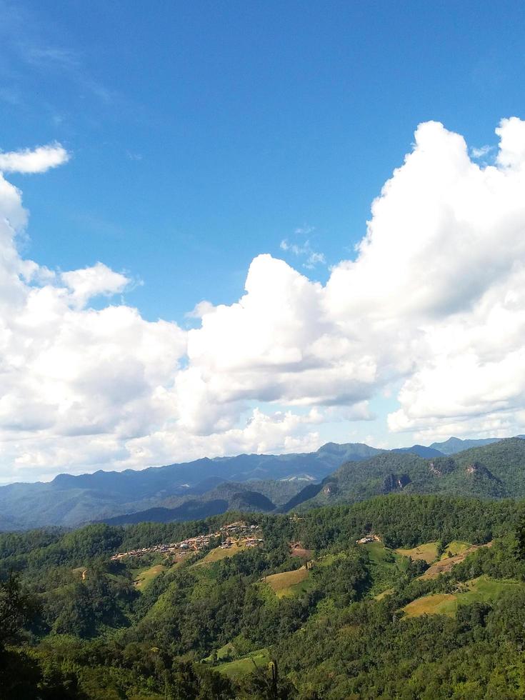 montaña verde con bosque y fondo de cielo azul. vista del paisaje y fondo natural. foto
