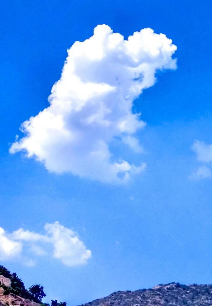 cielo con nubes azules y blancas a la luz del día foto