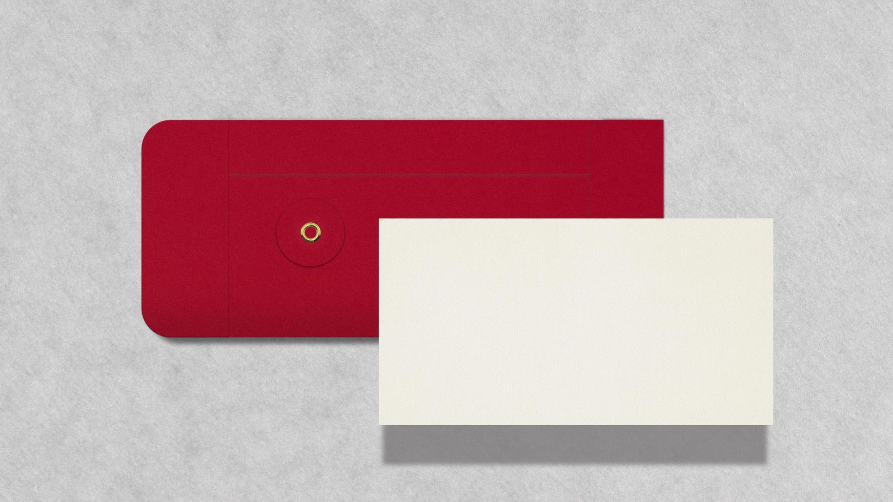 maqueta de tarjeta en blanco con sobre rojo foto