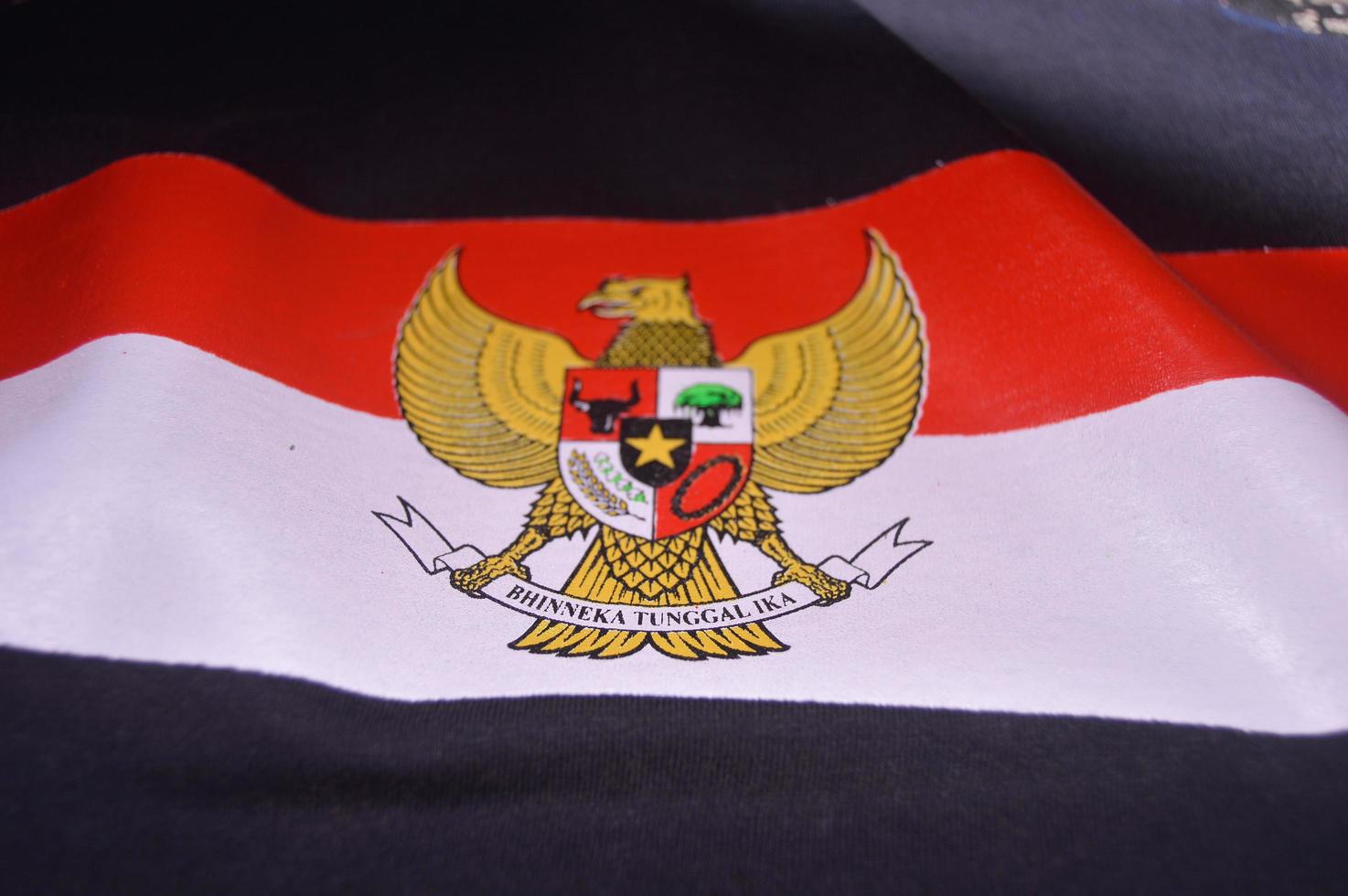 gresik, indonesia, 2022 - logotipo de garuda y rojo y blanco sobre tela foto