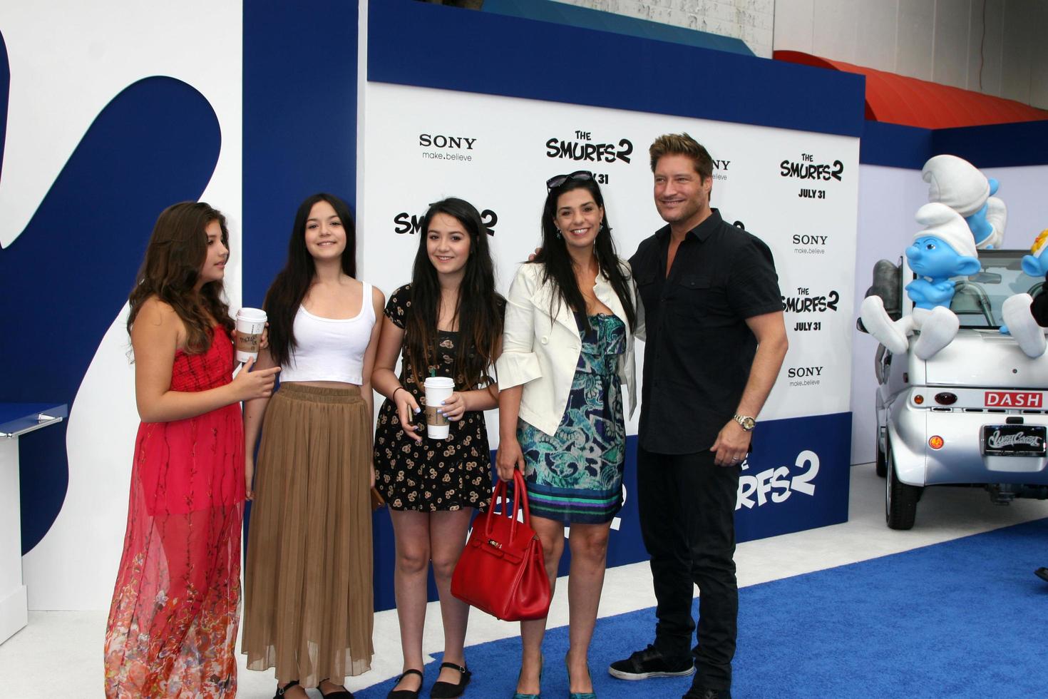 los angeles, 28 de julio - sean kanan, esposa, familia llega al estreno de smurfs 2 en el teatro del pueblo el 28 de julio de 2013 en westwood, ca foto