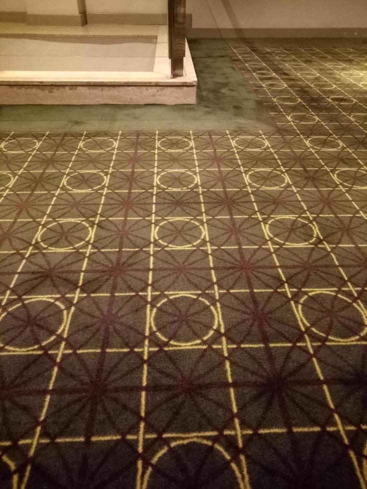 alfombra marrón oscuro con motivos circulares y cuadrados en la habitación foto