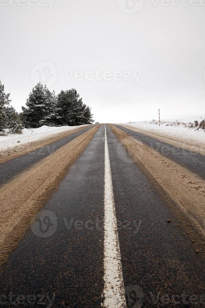 carretera asfaltada en invierno foto