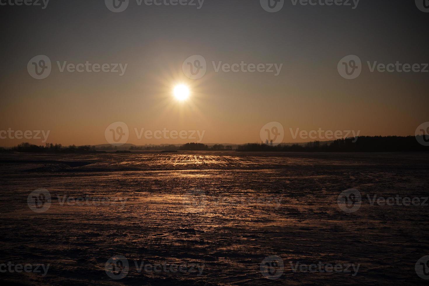 paisaje de invierno, el sol foto