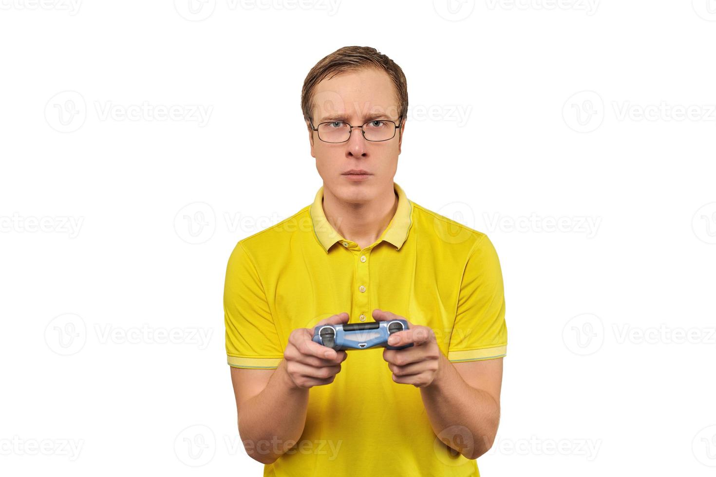 jugador geek con gafas y camiseta amarilla con gamepad, jugador de videojuegos emocionado aislado en blanco foto