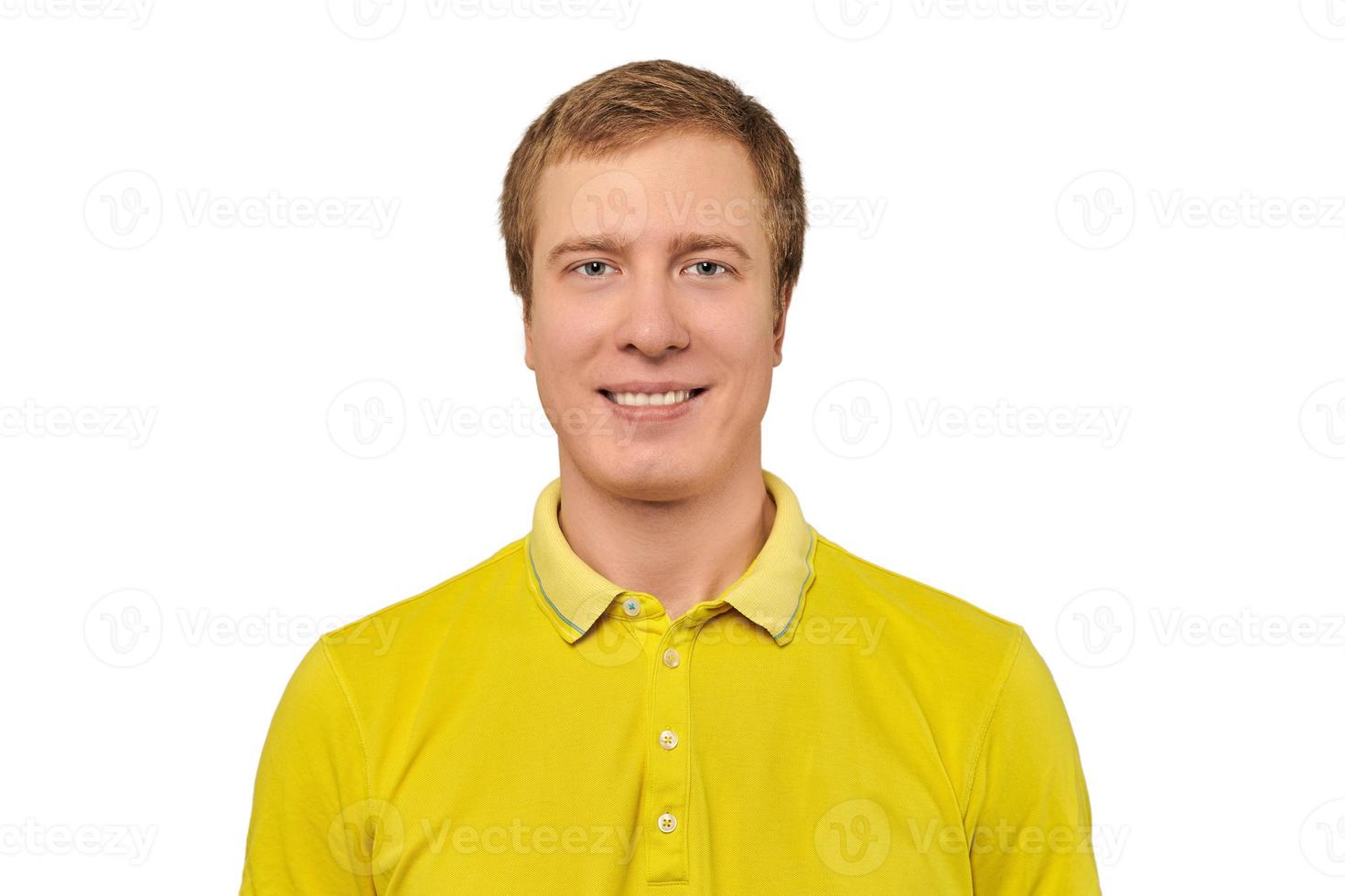 retrato de hombre joven divertido en camiseta amarilla aislado sobre fondo blanco, hombre feliz guapo foto