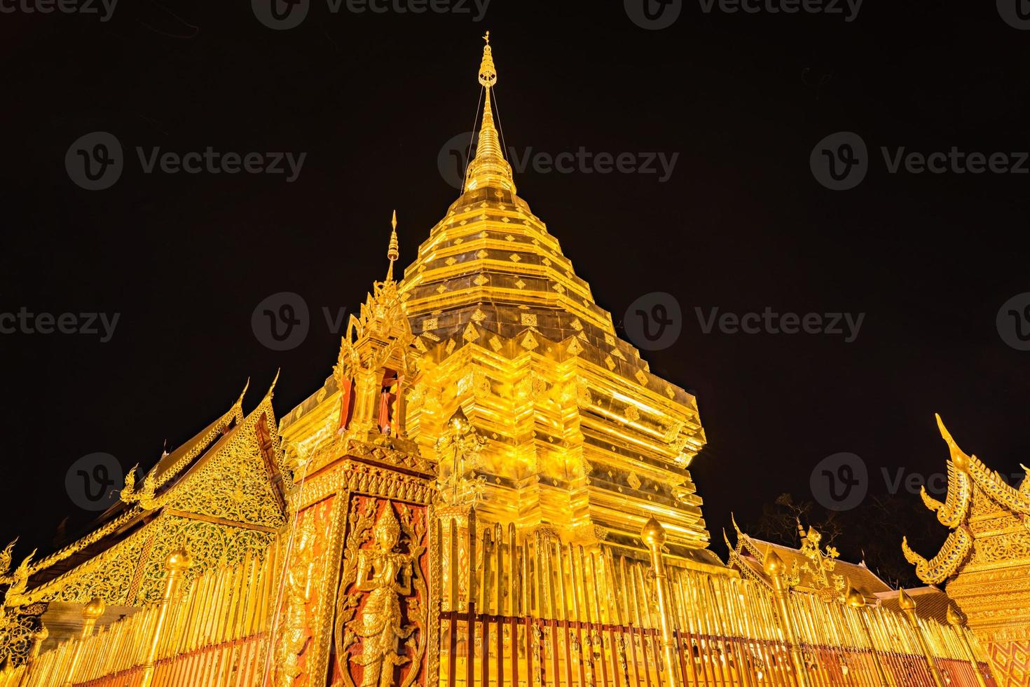 pagoda en el templo doi suthep. foto