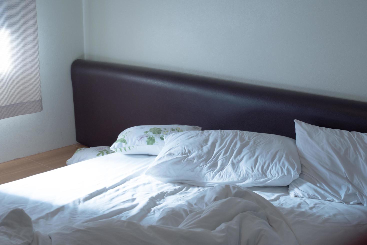 dormitorio estropeado la luz brilla en la habitación foto