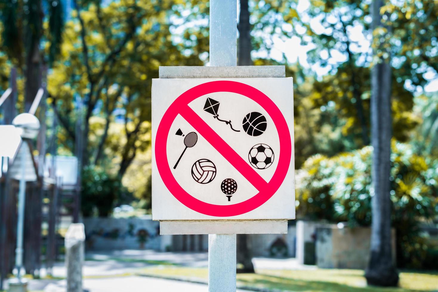 Todos los deportes están prohibidos en el parque. señales que prohíben todos los deportes en el parque. foto