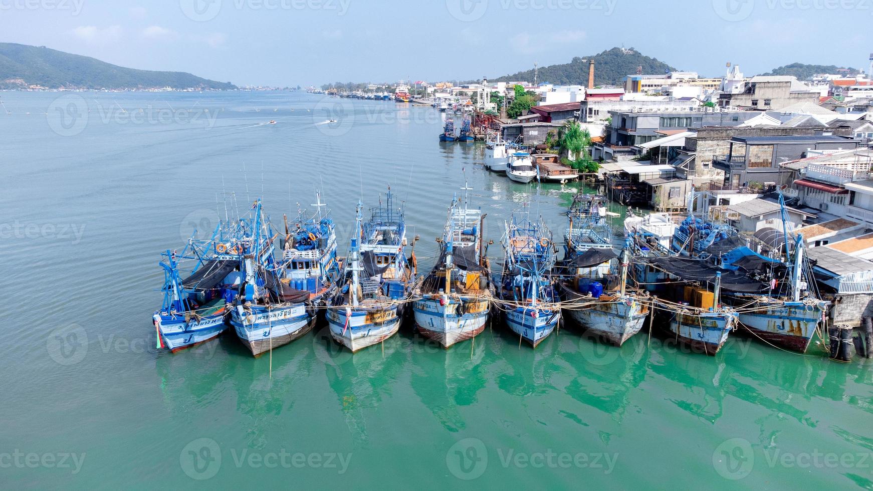 vista aérea del muelle de pescadores que tiene muchos barcos anclados para transportar mariscos y suministros en la isla de songkhla, tailandia foto