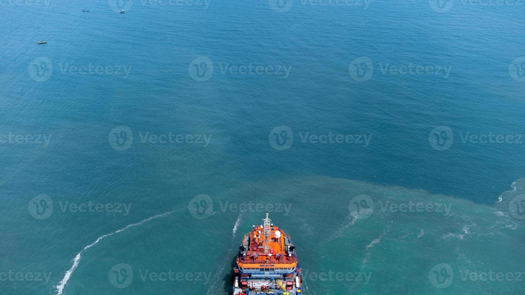 vista aérea en la parte superior del buque de carga que transporta un contenedor y se ejecuta para exportar el puerto del patio de carga al océano personalizado internacional. concepto de transporte de tecnología, despacho de aduanas, banner de seminario web. foto