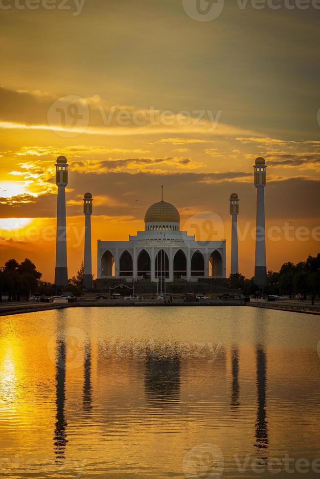 paisaje del hermoso cielo del atardecer en la mezquita central en la provincia de songkhla, al sur de tailandia. foto