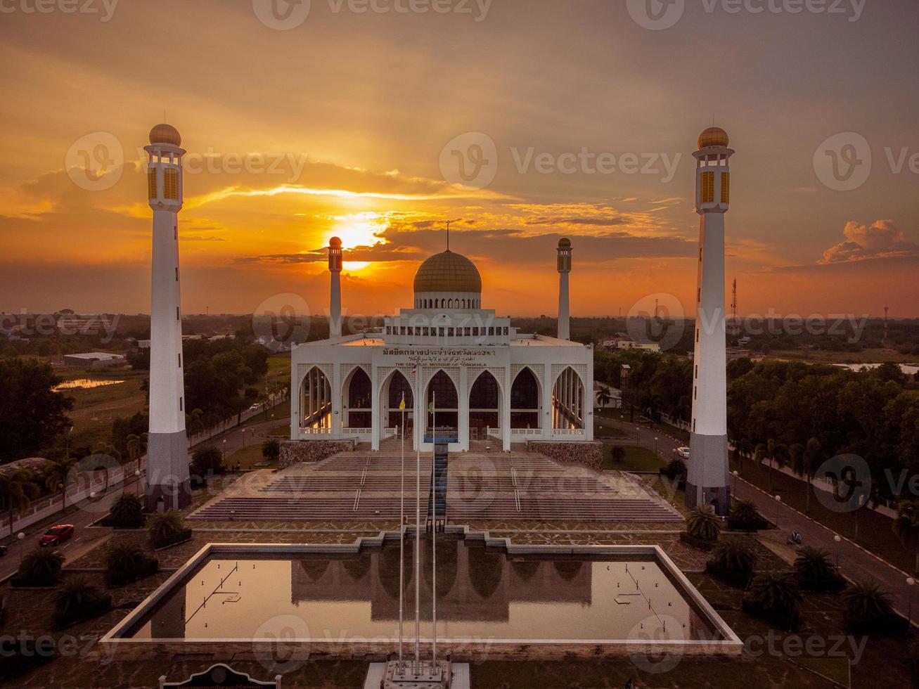 paisaje del hermoso cielo del atardecer en la mezquita central en la provincia de songkhla, al sur de tailandia. foto