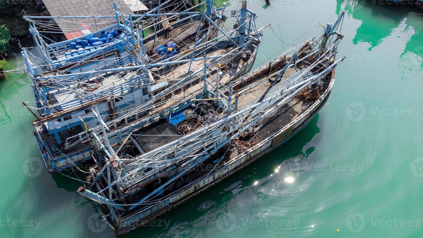 vista aérea del muelle de pescadores que tiene muchos barcos anclados para transportar mariscos y suministros en la isla de songkhla, tailandia foto