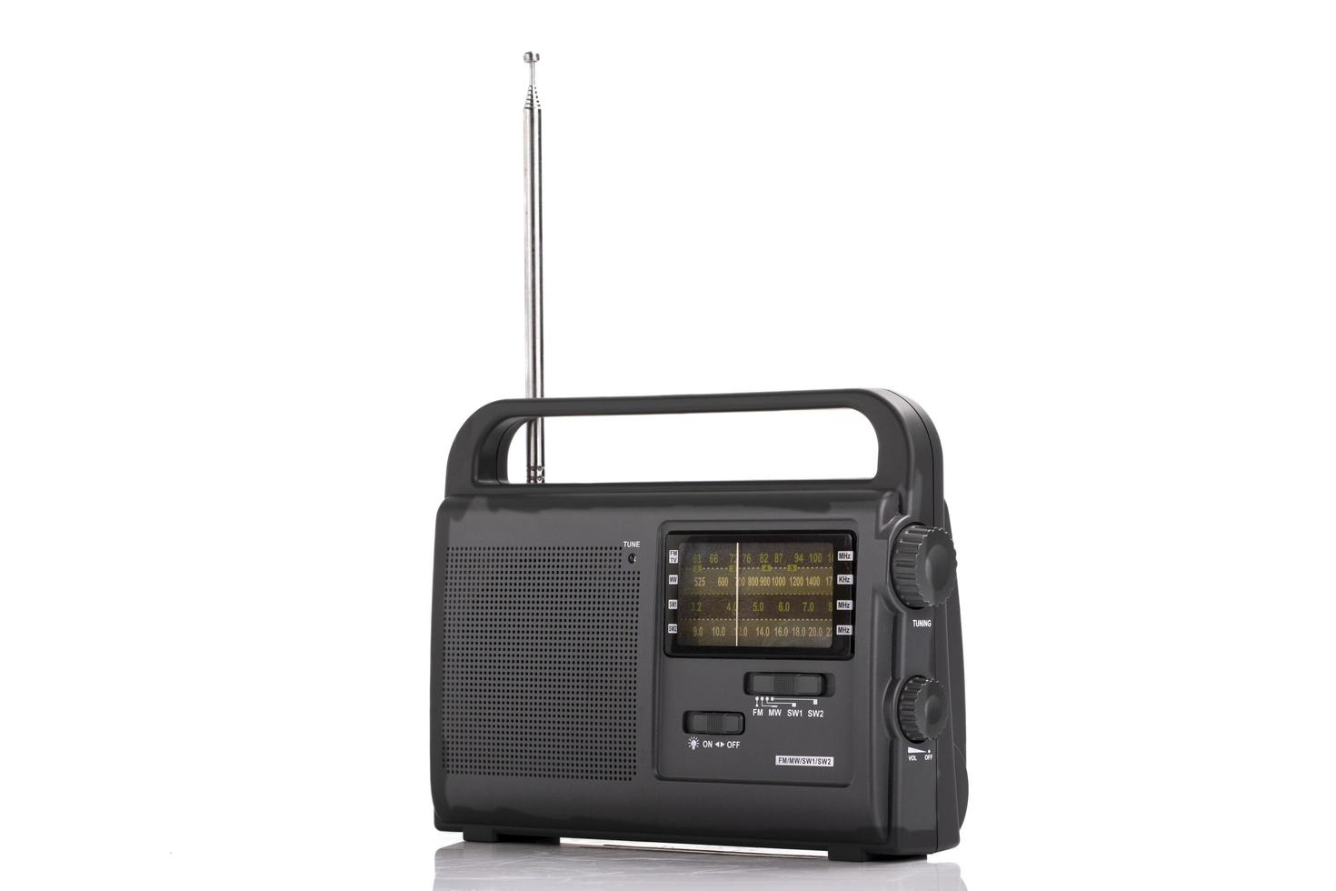 Radio antigua vintage am fm aislado sobre fondo blanco. foto