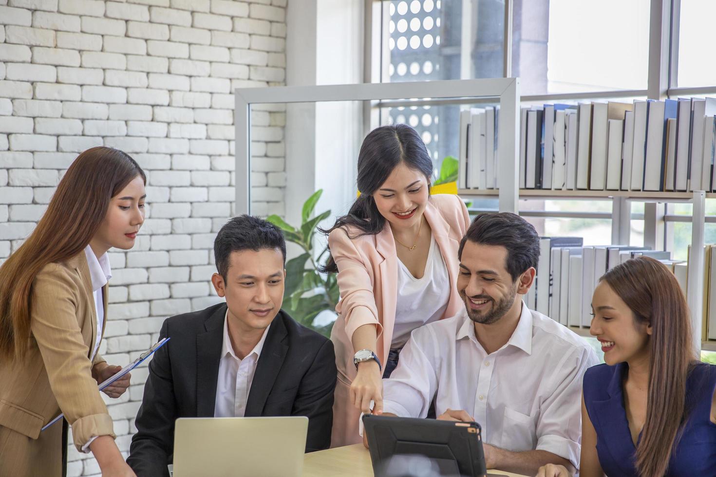 equipo de negocios de inicio para reunirse en la oficina y discutir documentos e ideas en la reunión, concepto de trabajo del grupo de estrategia de discusión foto