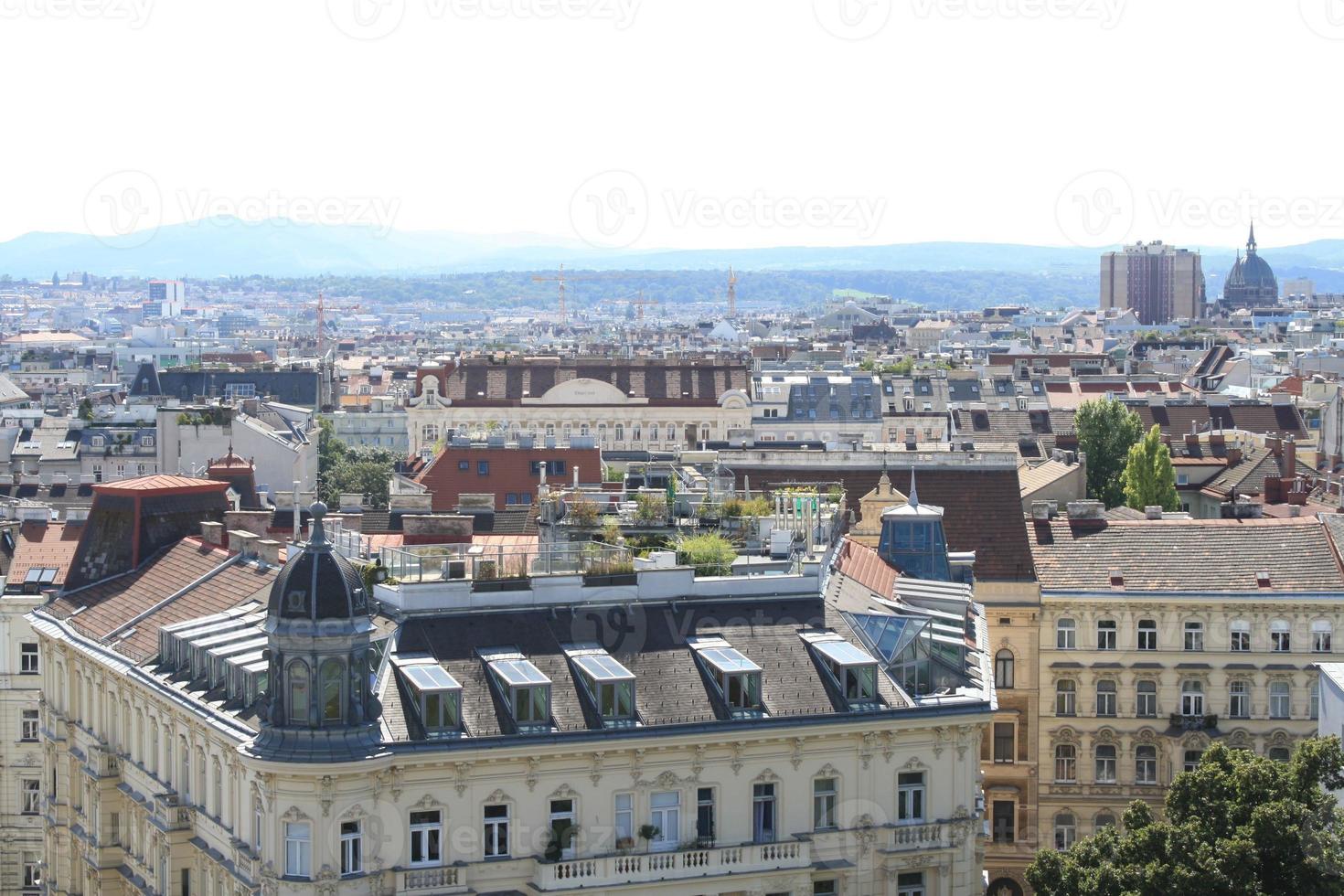 A view of a Wien city with large buildings in the background photo