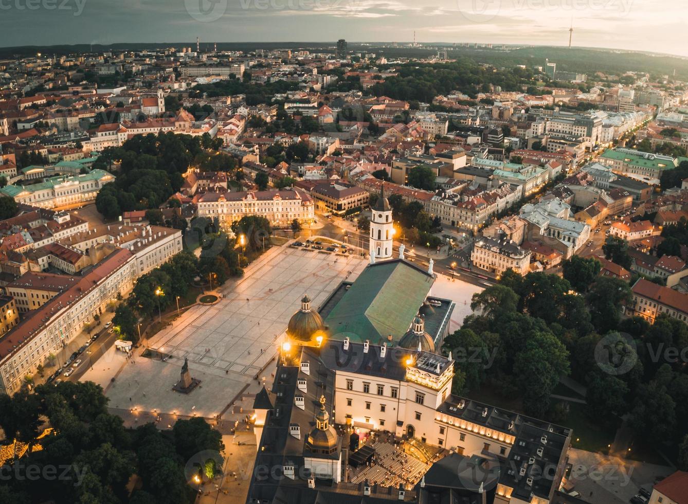 vista aérea desde la famosa torre del castillo de gediminas hasta la plaza principal de la catedral y el casco antiguo de la ciudad de vilnius edificios panorámicos de fondo en la ciudad capital de lituania en europa del este foto