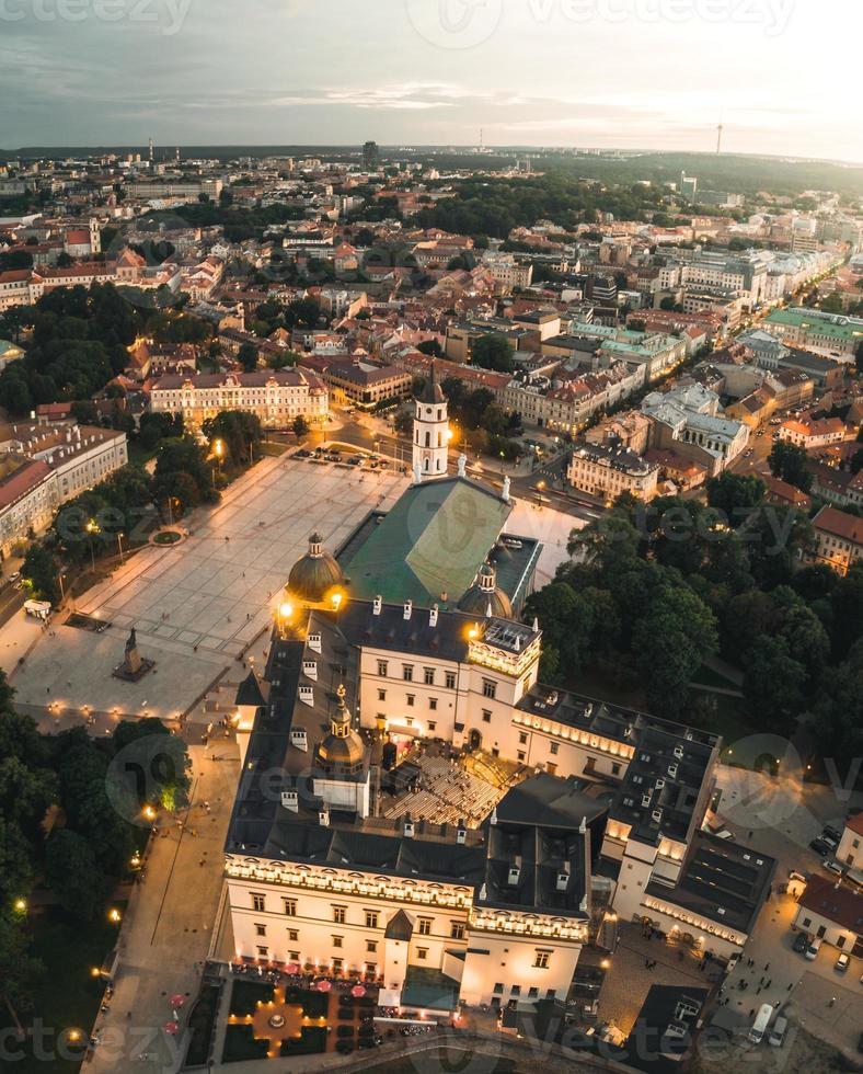 vista aérea plaza de la catedral en el casco antiguo y fondo panorámico de la ciudad de vilnius, capital de lituania. hitos escénicos y turismo en europa del este. concepto de lituania de viaje. foto