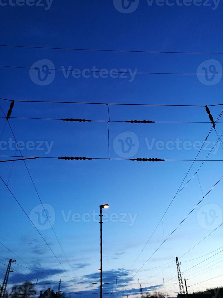 luces nocturnas de tokaj desde la estación de tren foto