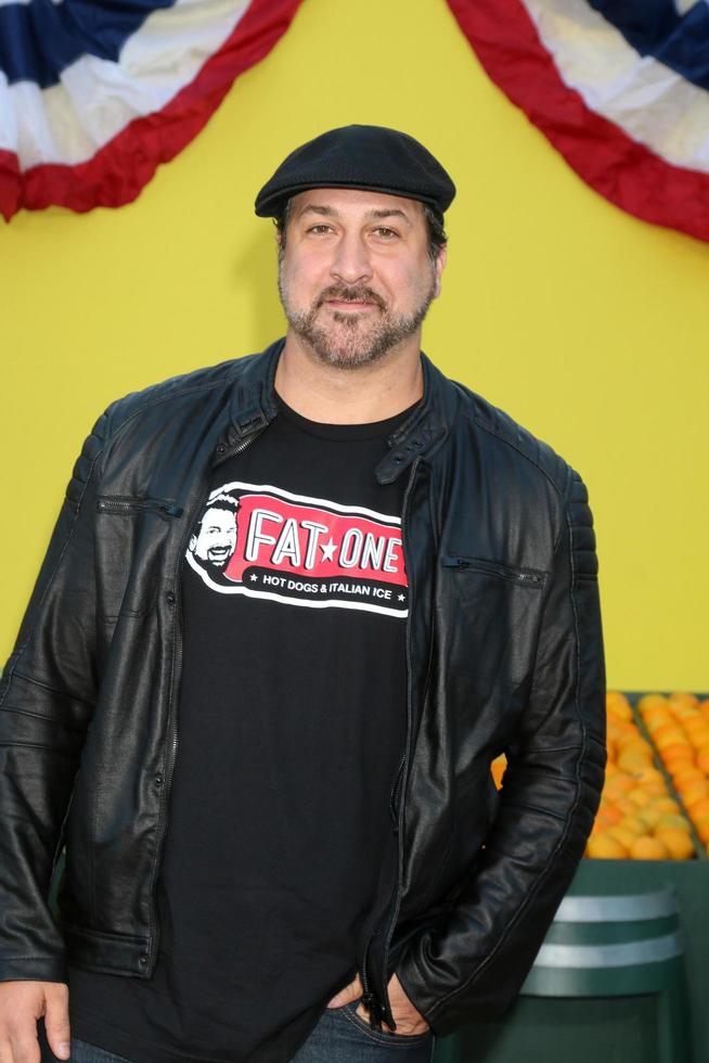 los angeles, 9 de agosto - joey fatone en el estreno de la fiesta de la salchicha en el teatro del pueblo el 9 de agosto de 2016 en westwood, ca foto